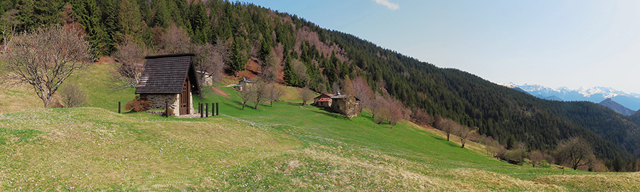 Vista panoramica sulla cappella Annovazzi e le baite ai prati della Pigolotta